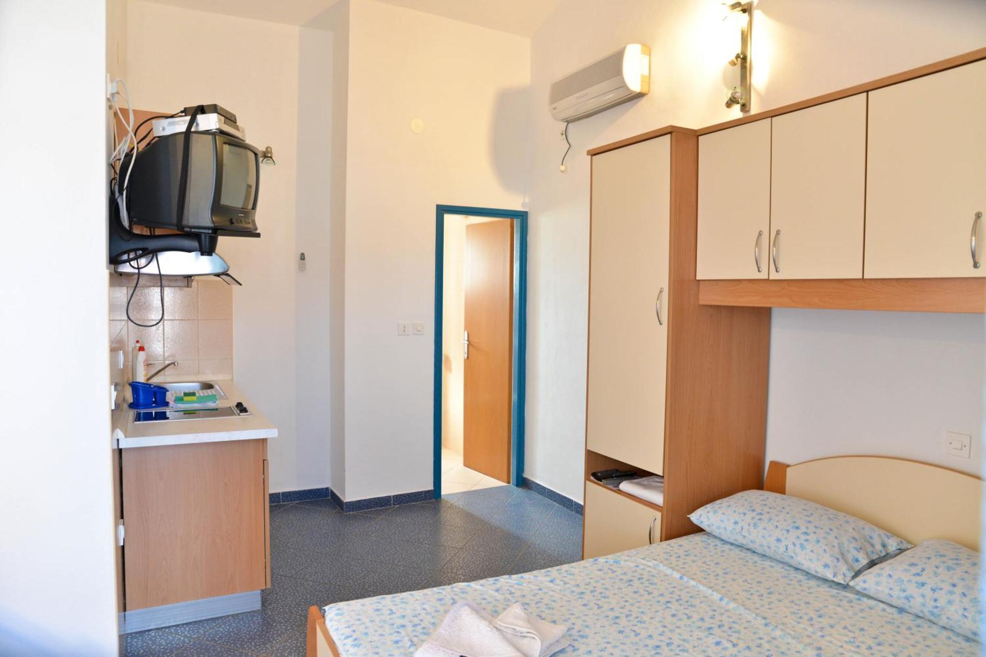 Apartments Lonic Kukljica Habitación foto