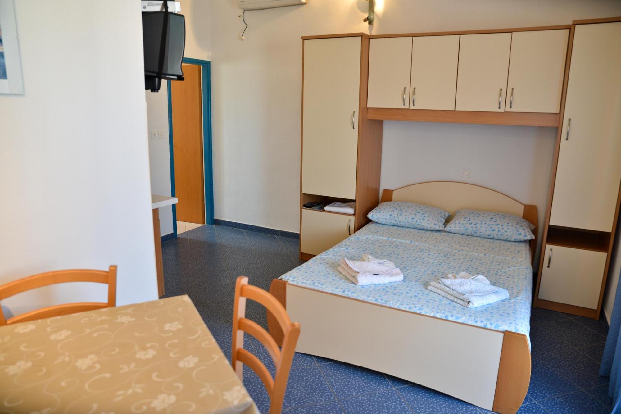Apartments Lonic Kukljica Habitación foto